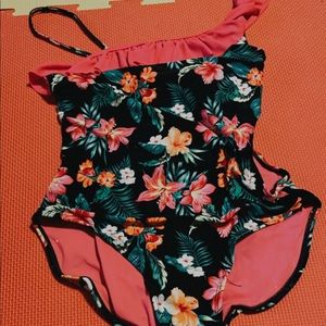 Bathing suit 🌸 83% Polyester 17% Spandex!